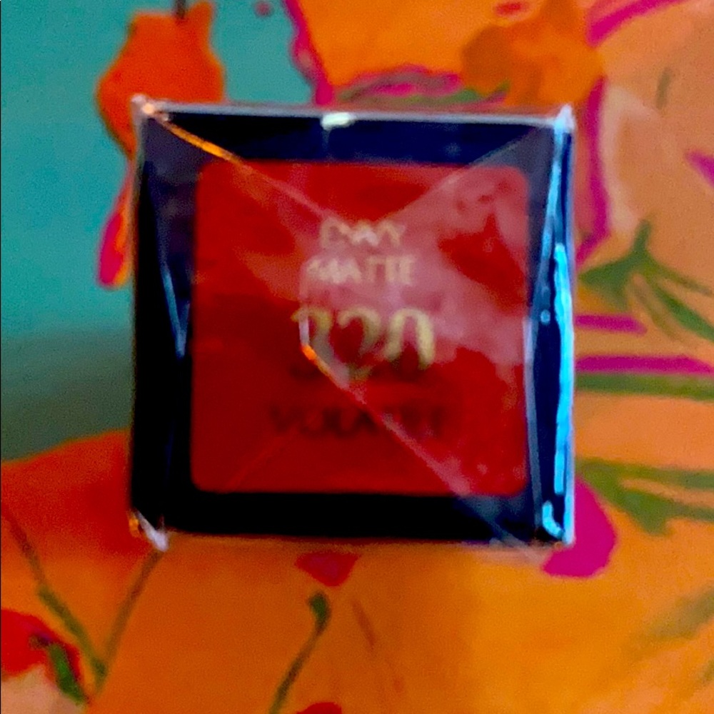 Lipstick Estée Lauder Volatile Red.